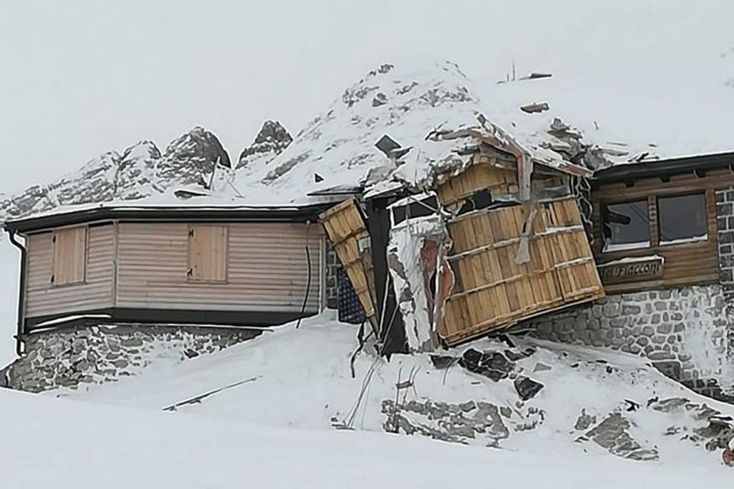 Rifugio Pian dei&nbsp;Fiacconi danneggiato dalla valanga