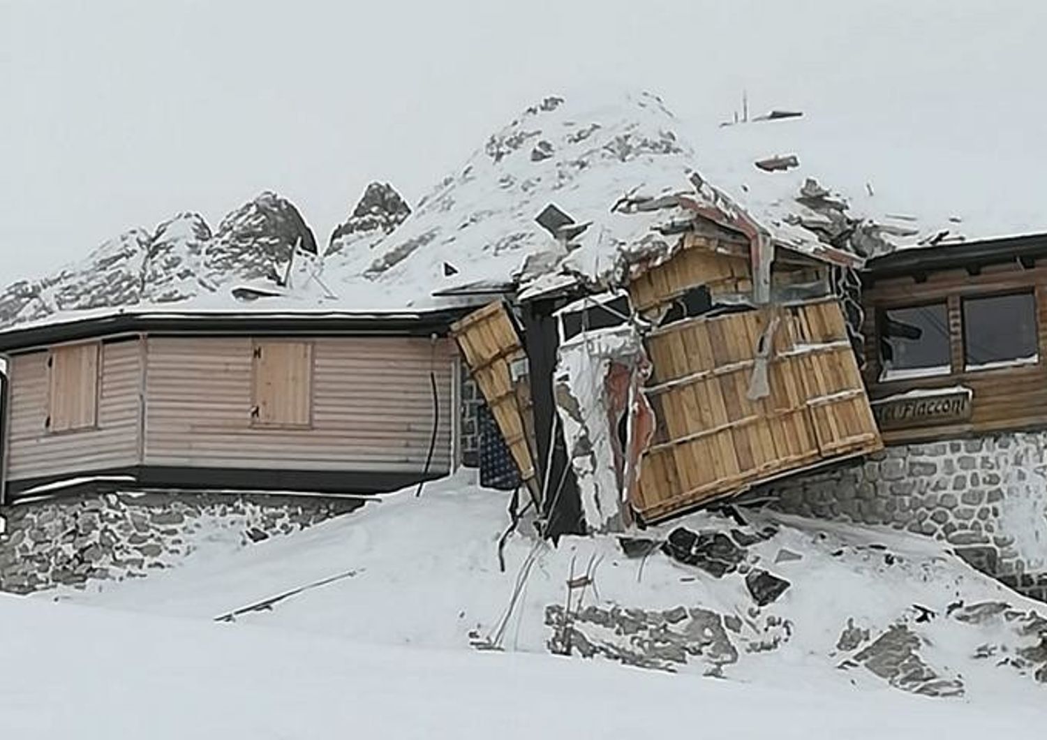 Rifugio Pian dei&nbsp;Fiacconi danneggiato dalla valanga