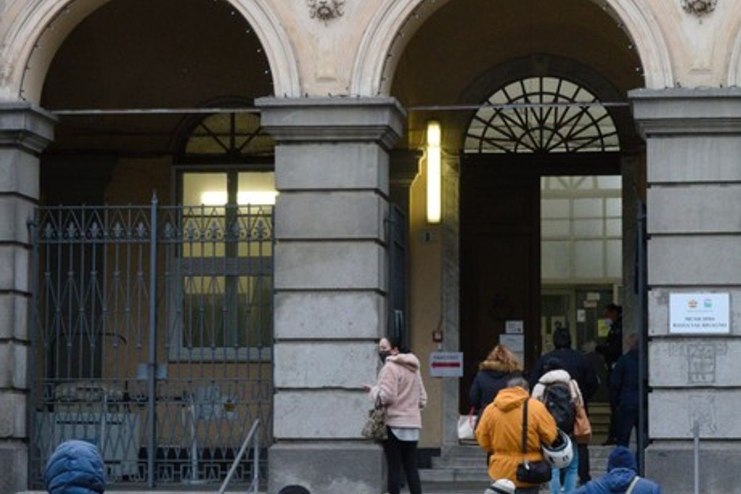 Coda a Genova per richiedere buoni spesa&nbsp;