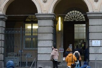 Coda a Genova per richiedere buoni spesa&nbsp;