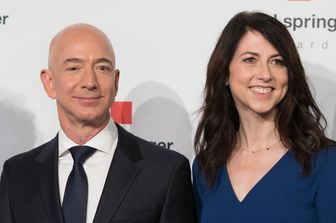 moglie bezos dona miliardi beneficenza