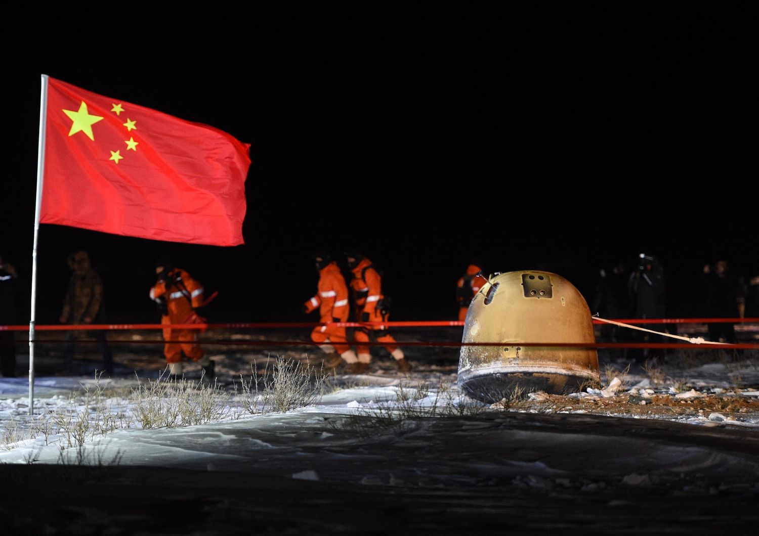 La sonda spaziale Chang'e-5 al suo atterraggio in Cina la notte scorsa&nbsp;