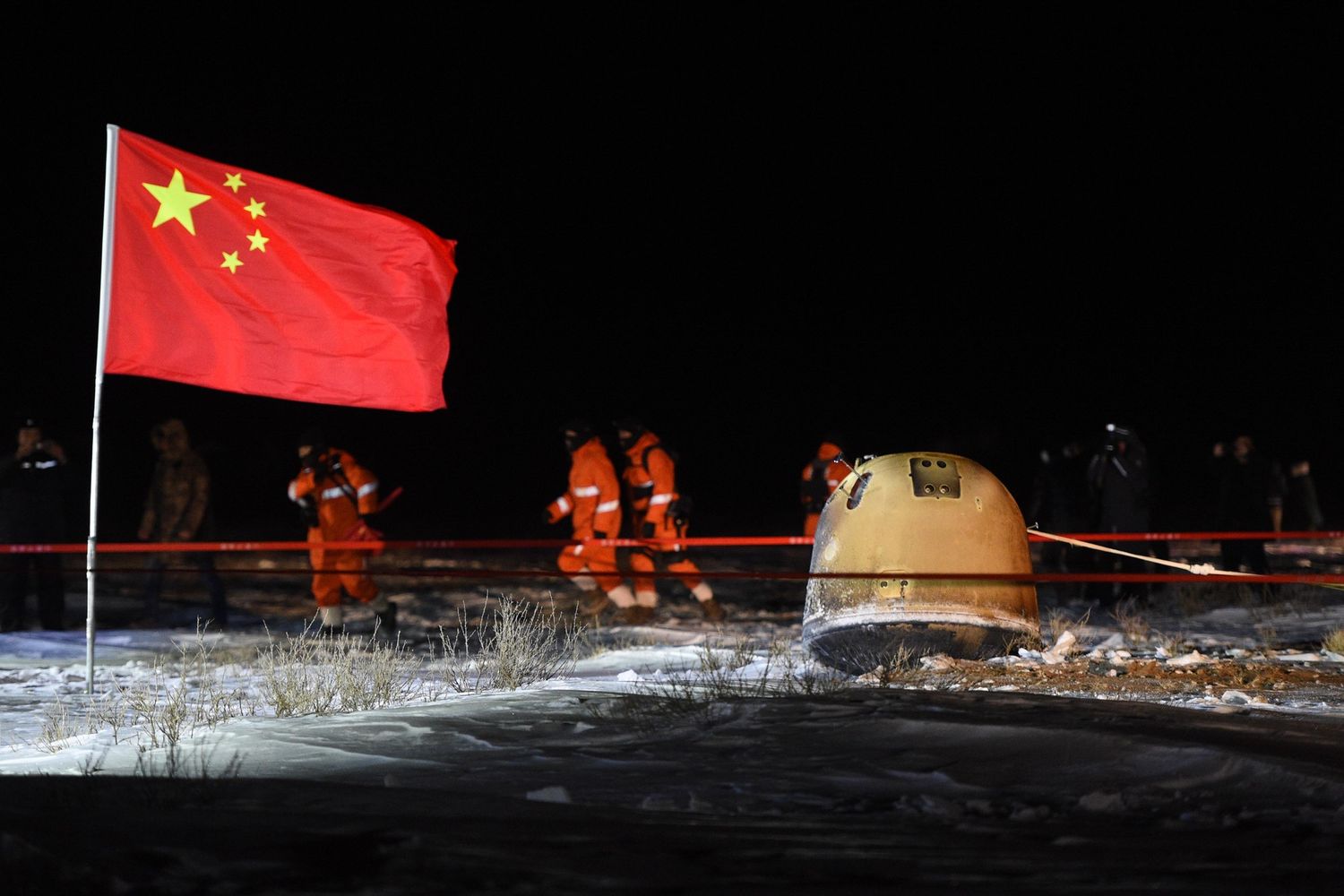 La sonda spaziale Chang'e-5 al suo atterraggio in Cina la notte scorsa&nbsp;