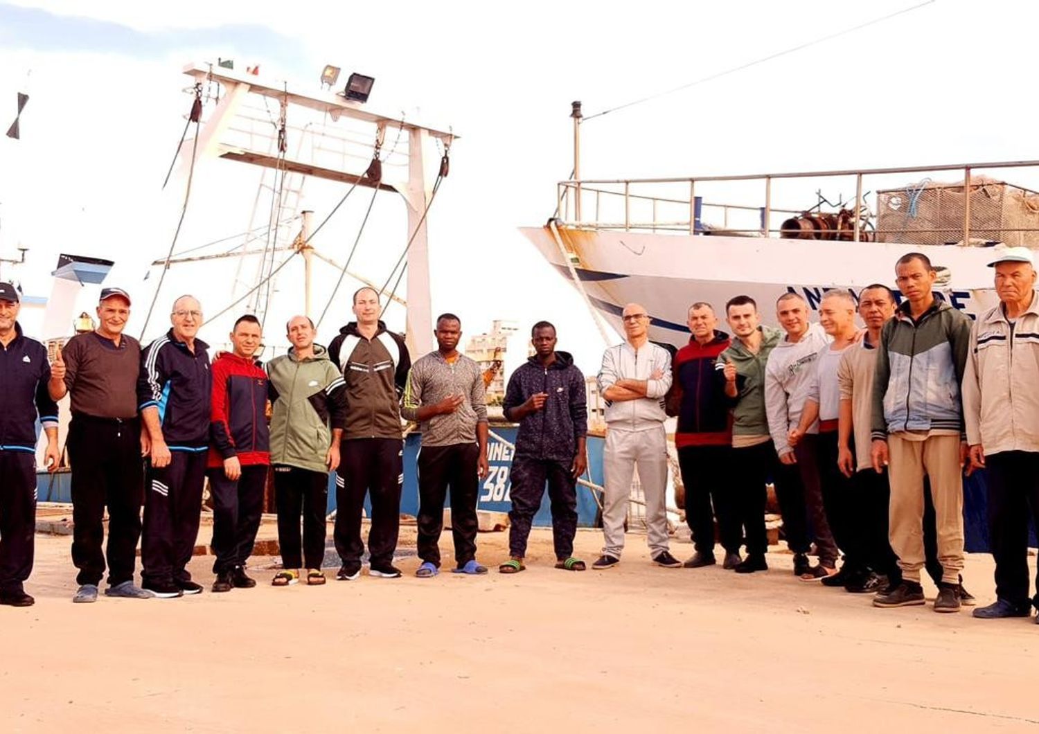 Libia: i pescatori di Mazara del Vallo appena liberati nel porto di Bengasi, in un'immagine diffusa dal governo italiano