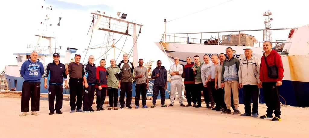 Libia: i pescatori di Mazara del Vallo appena liberati nel porto di Bengasi, in un'immagine diffusa dal governo italiano