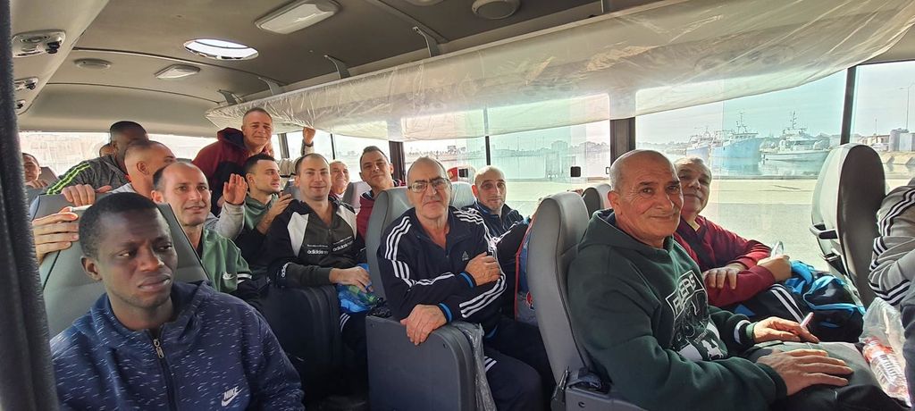Libia: nella foto diffusa dal governo italiano, i pescatori di Mazara del Vallo lasciano in autobus l'edificio dove sono stati detenuti