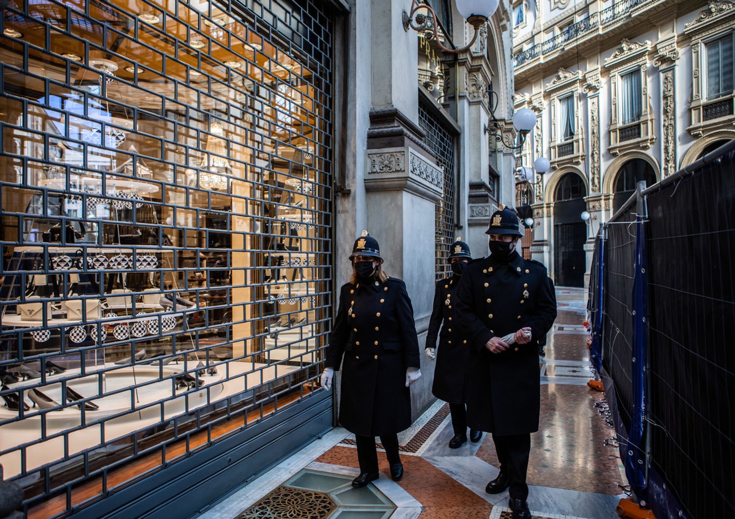&nbsp;Centro di Milano deserto, la polizia in Galleria Vittorio
