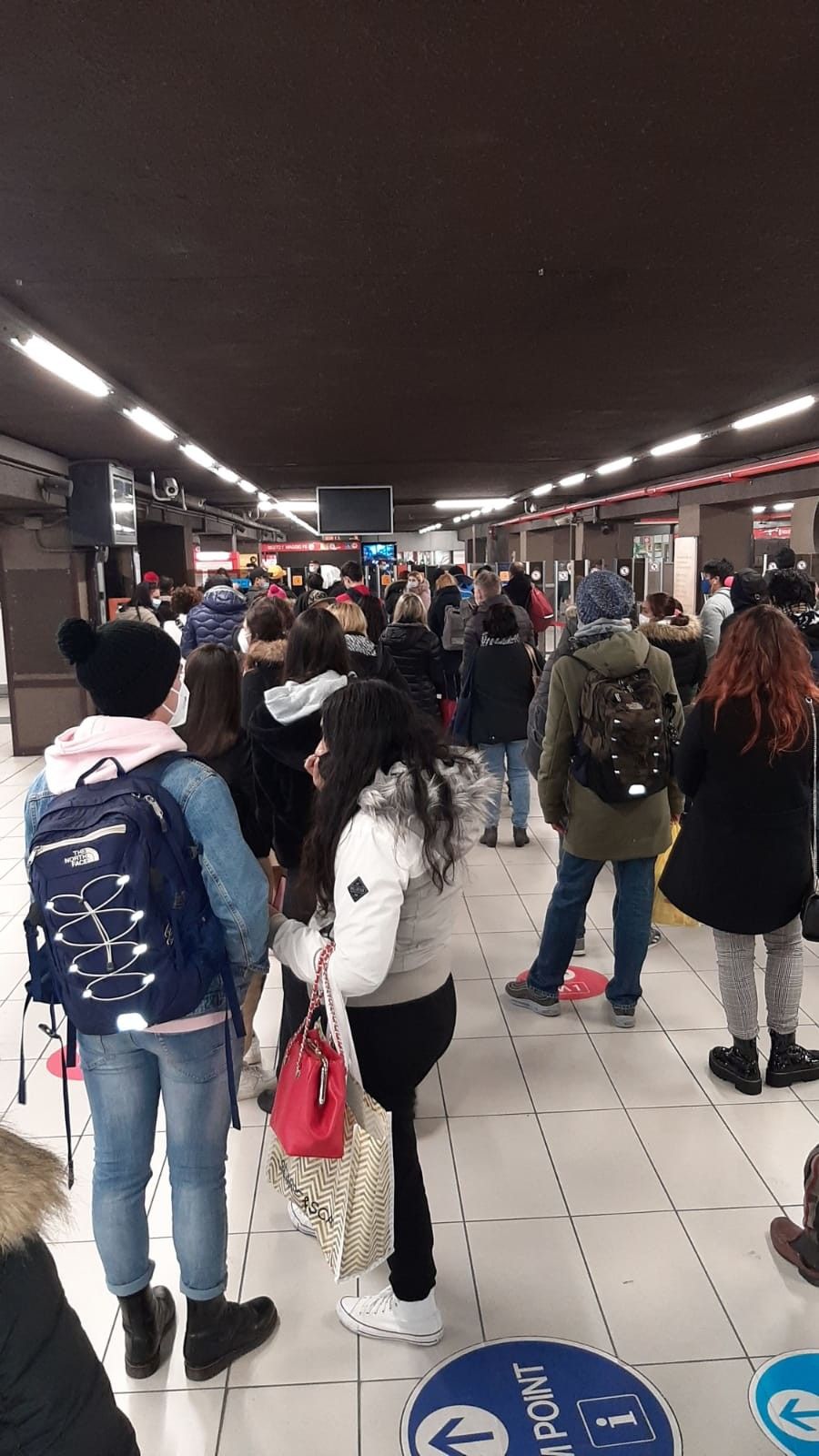 La fermata 'Duomo' della metropolitana di Milano durante lo shopping di Milano