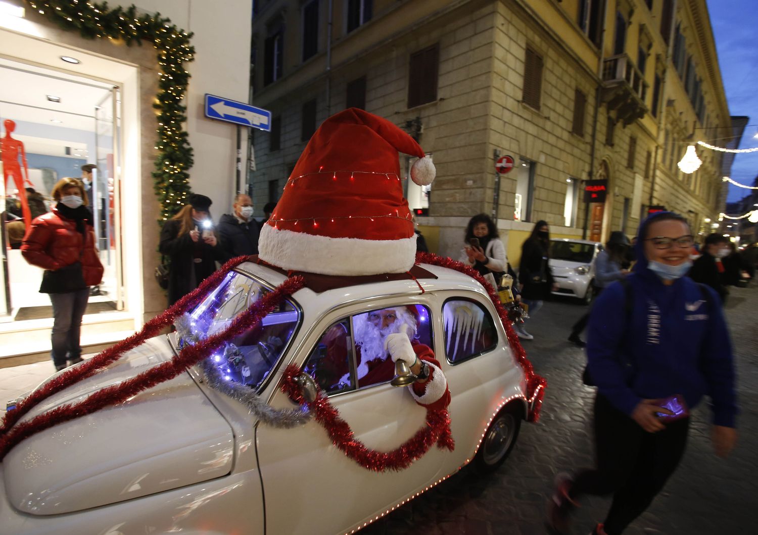 Le vie dello shopping a Roma prima della chiusura durante i giorni di festa