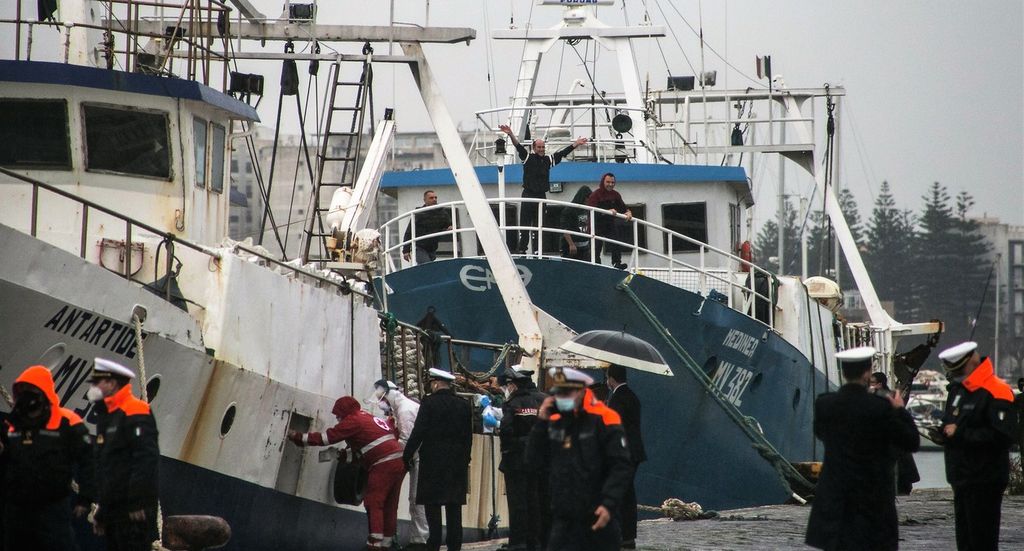I pescatori liberati in Libia sono arrivati nel porto di Mazara del Vallo