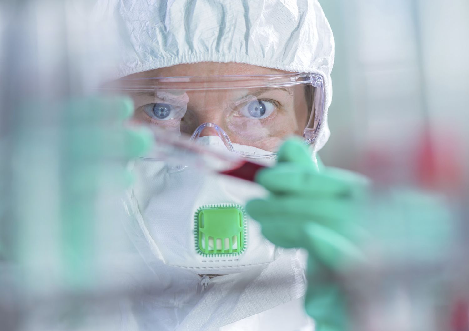 Una virologa in un laboratorio di ricerca