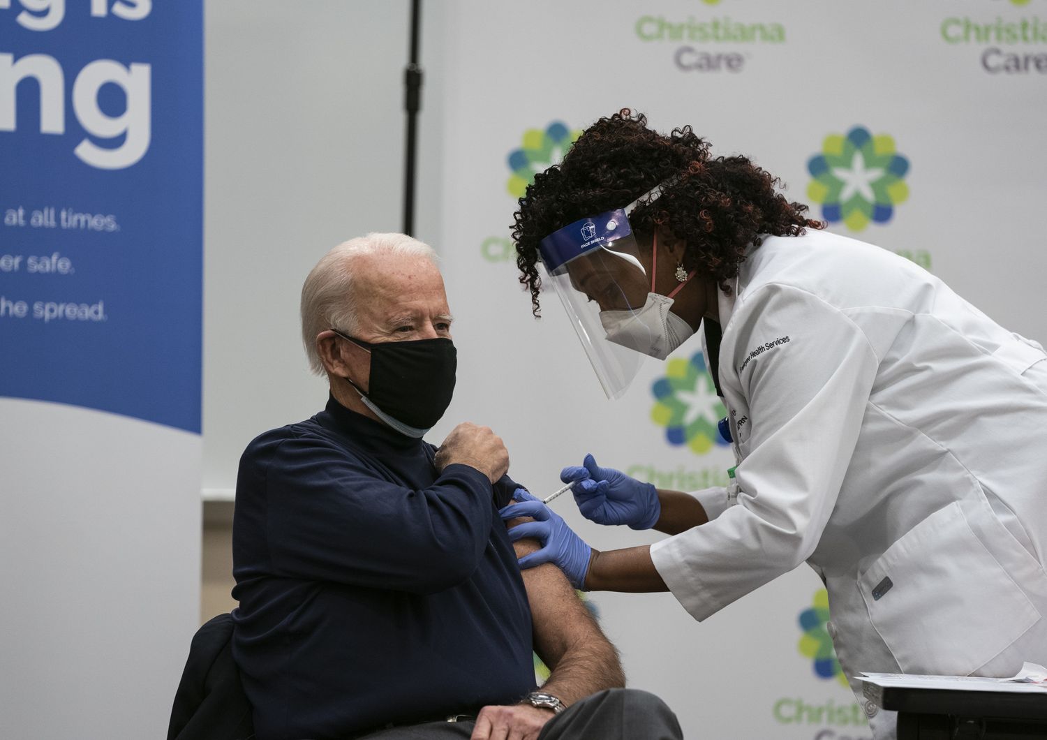 Joe Biden durante la vaccinazione