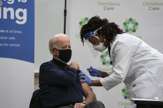 Joe Biden durante la vaccinazione