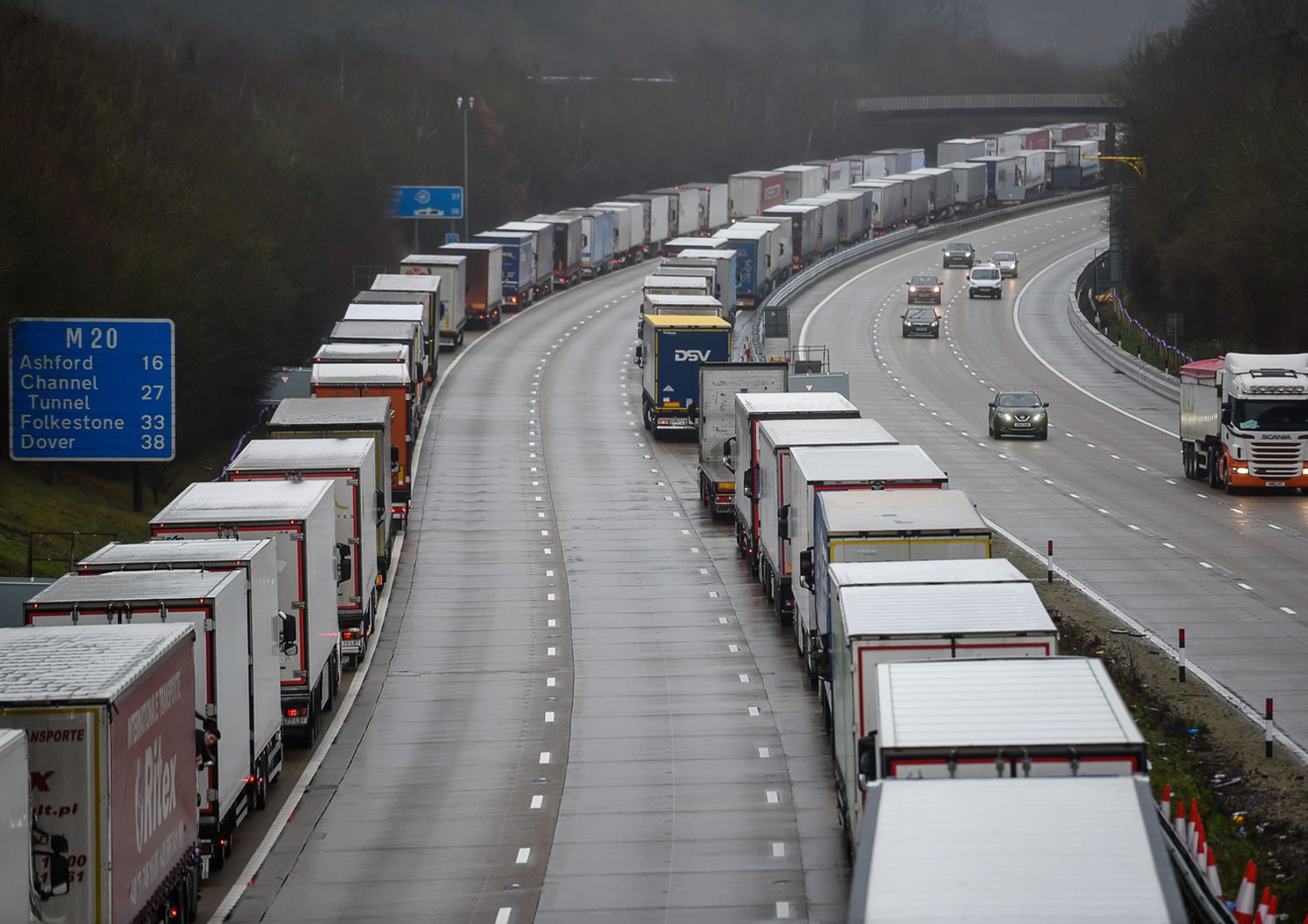 Colonne di Tir fermi nel Kent per la chiusura del confine francese