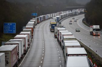 Colonne di Tir fermi nel Kent per la chiusura del confine francese