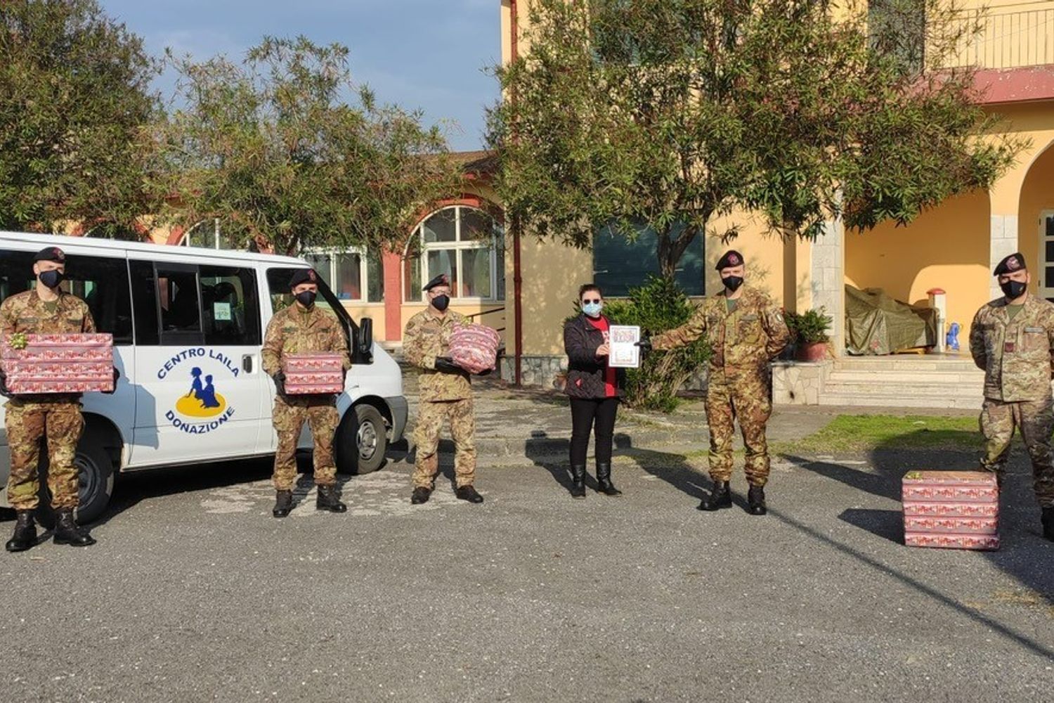 &nbsp;Bersaglieri consegnano pacchi a Caritas
