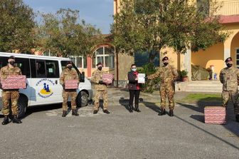 &nbsp;Bersaglieri consegnano pacchi a Caritas