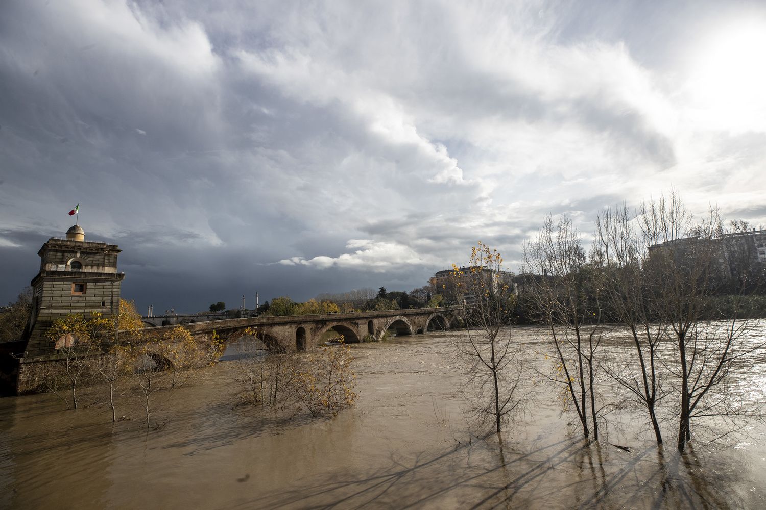 Ponte Milvio, Roma. La piena del Tevere del 9 dicembre 2020