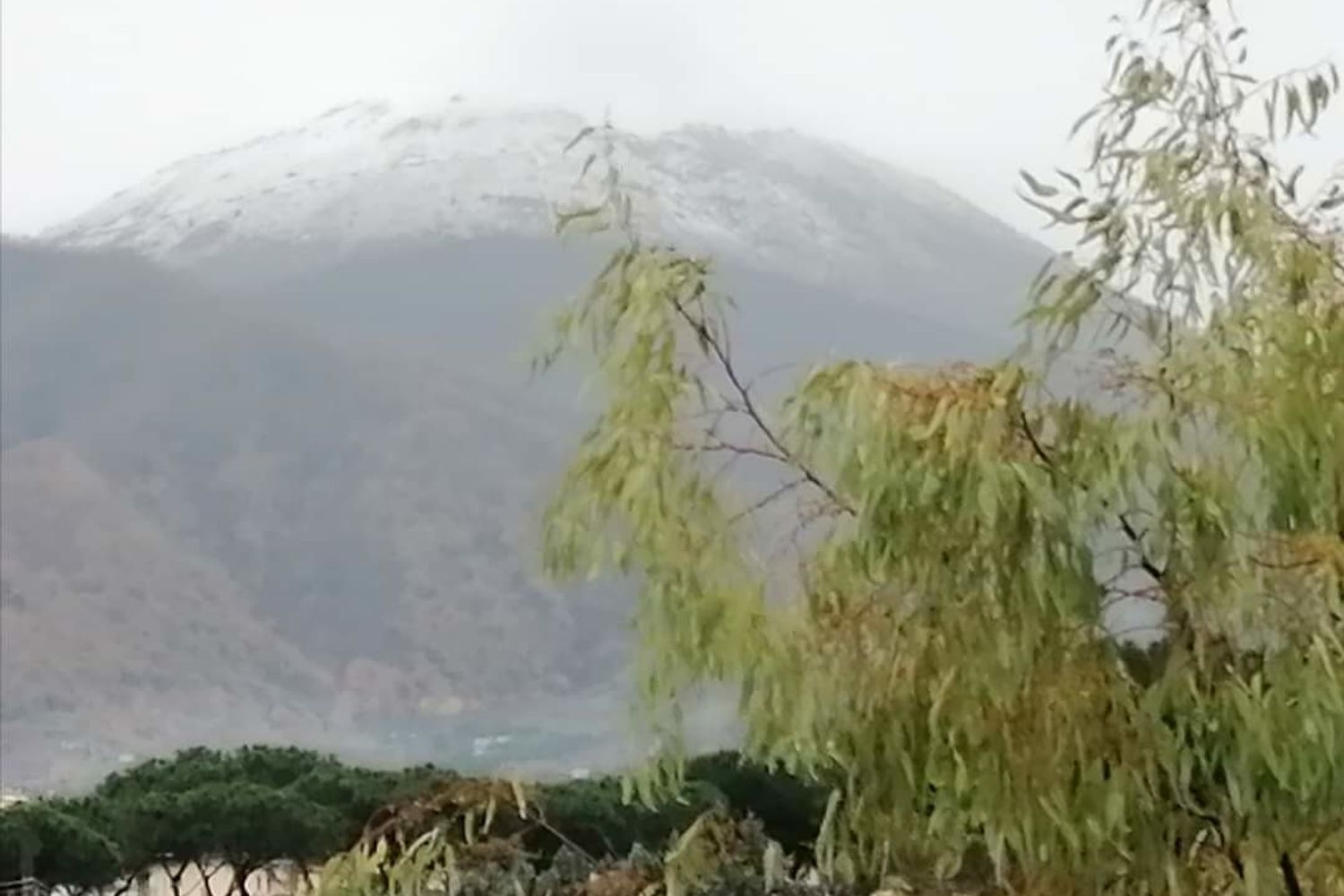 La cima del Vesuvio imbiancata