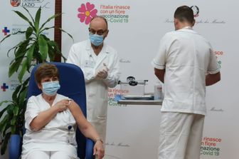 La vaccinazione di Rosaria Capobianchi, direttrice del laboratorio di Virologia dello Spallanzani