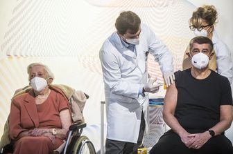 Il premier ceco Babis vaccinato insieme a una 95enne