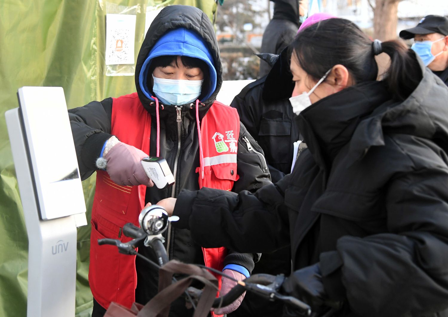 I controlli della temperatura nel&nbsp;distretto nordorientale di Shunyi a Pechino, di nuovo in lockdown per il Covid