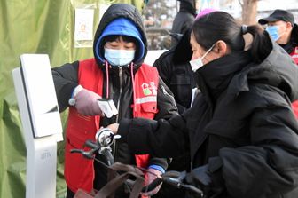 I controlli della temperatura nel&nbsp;distretto nordorientale di Shunyi a Pechino, di nuovo in lockdown per il Covid