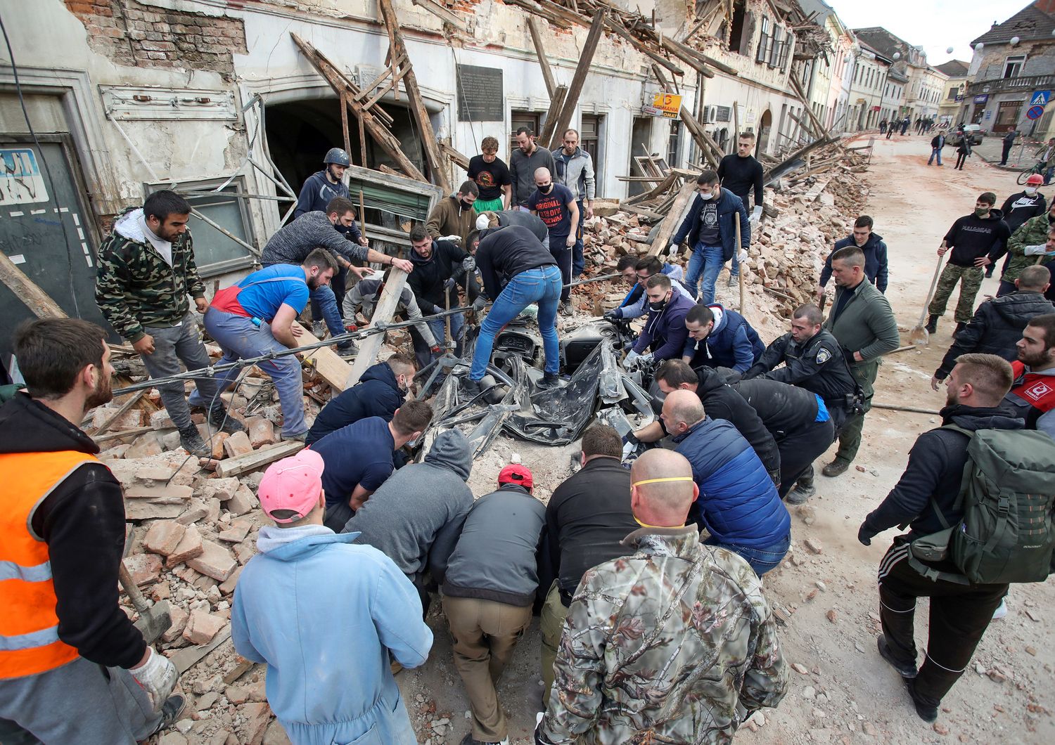 Soccorritori cercno tra le macerie a Petrinja (Croazia)