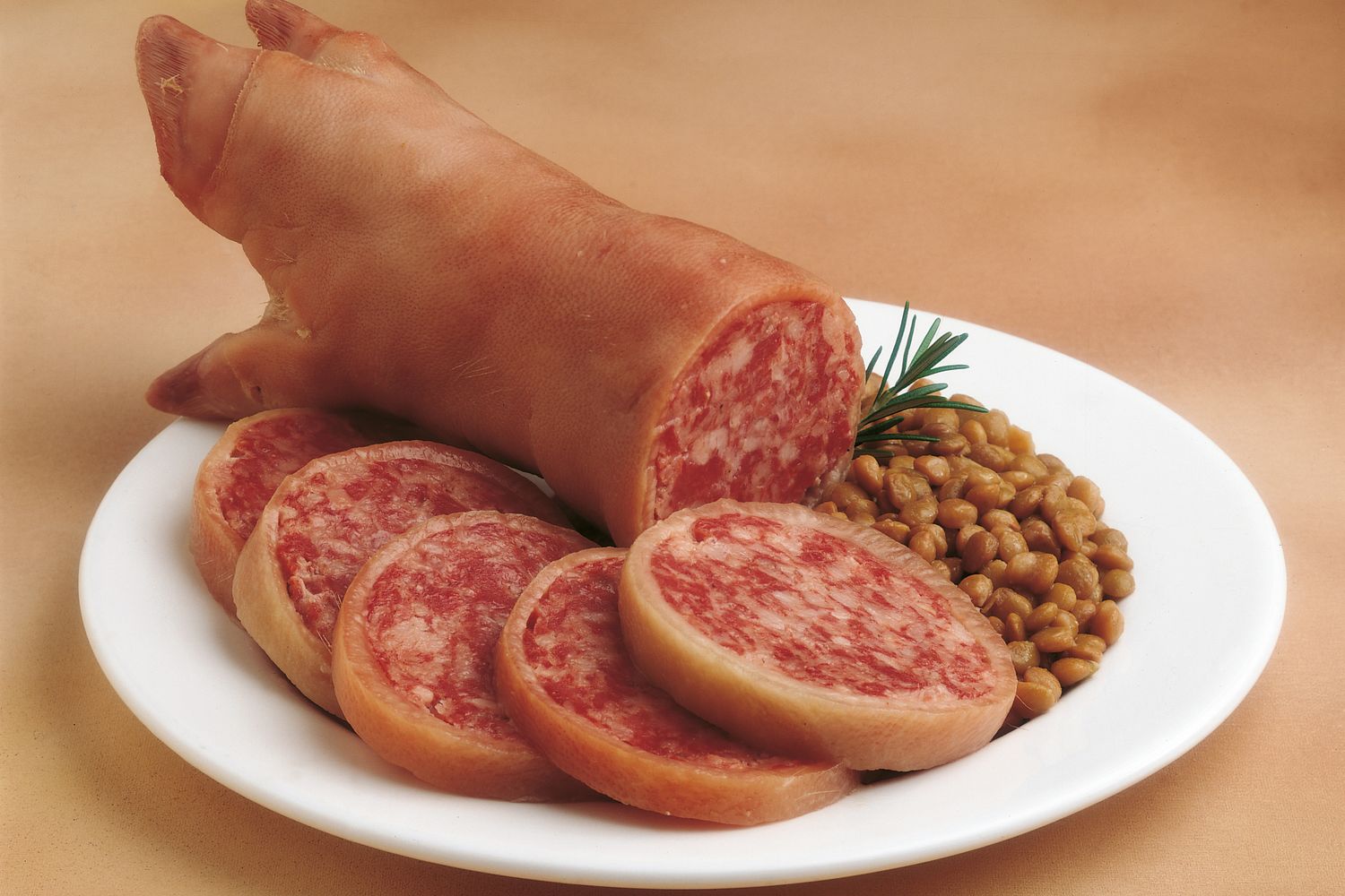 Zampone e lenticchie sono i protagonisti assoluti del cenone di Capodanno del 2021