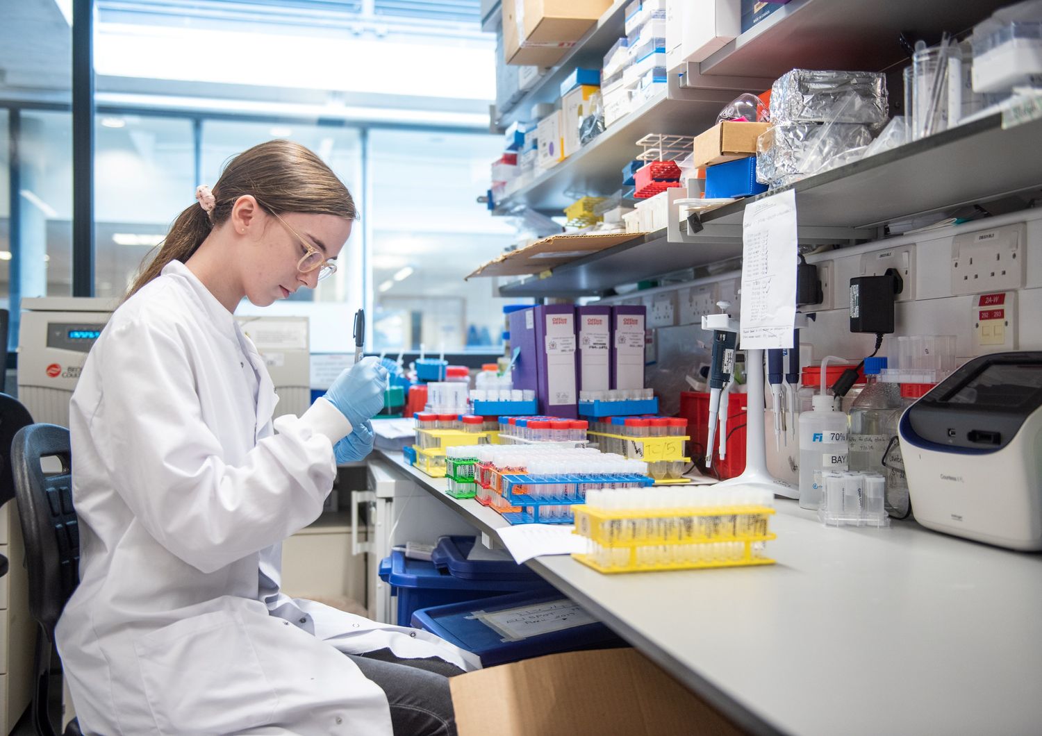 Un tecnico al lavoro nel laboratorio di Oxford dove &egrave; stato preparato il vaccino anti-Covid