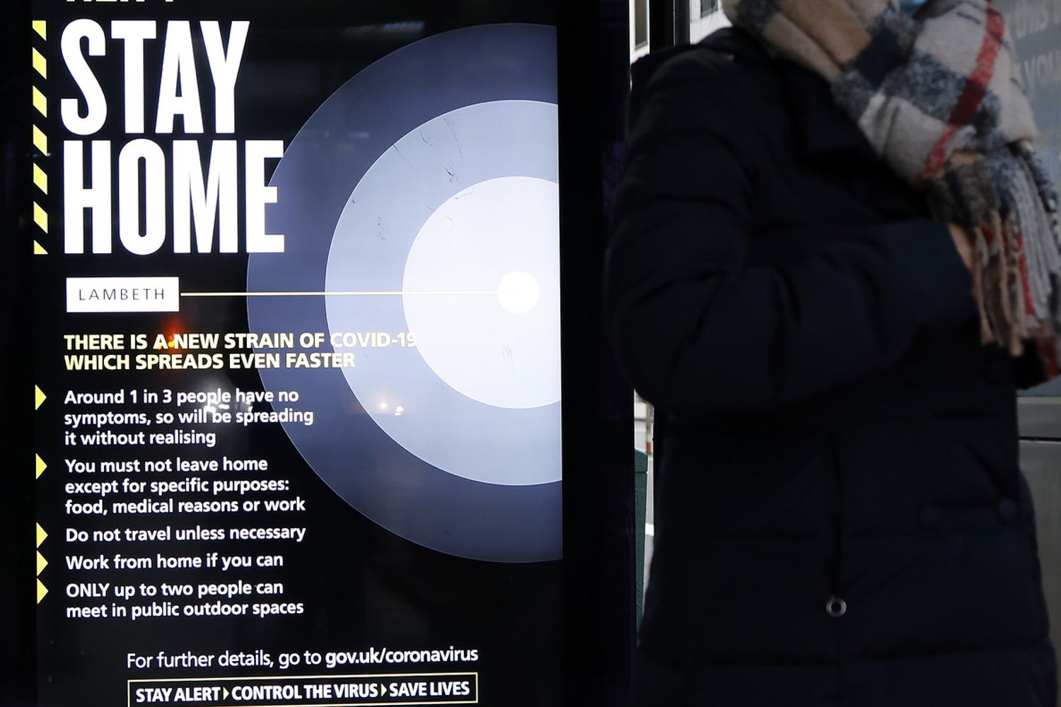 Manifesti per le strade di Londra invitano a restare a casa nell'area sottoposta a 'tier 4' per la variate del Covid