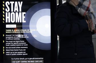 Manifesti per le strade di Londra invitano a restare a casa nell'area sottoposta a 'tier 4' per la variate del Covid