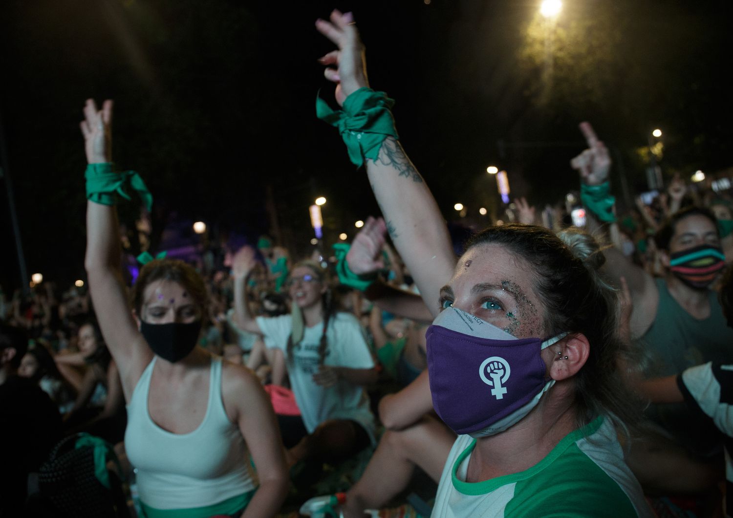 &nbsp;Militanti pro aborto esultano a Buenos Aires dopo l'approvazione della legge da parte del Senato