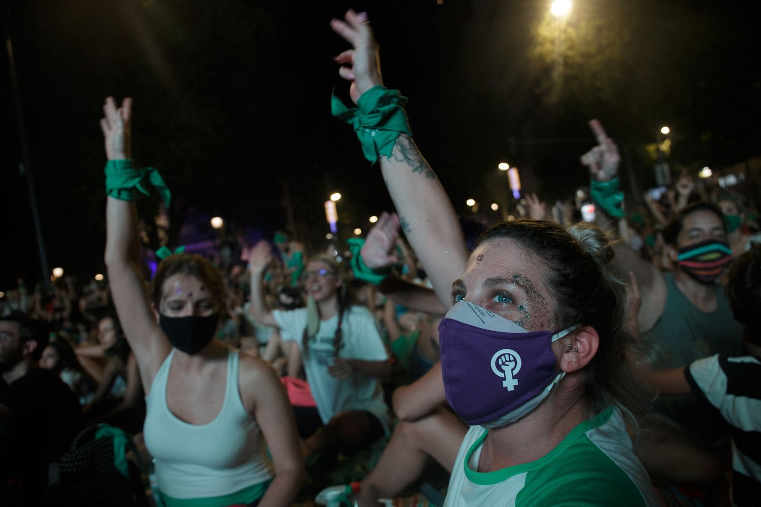 &nbsp;Militanti pro aborto esultano a Buenos Aires dopo l'approvazione della legge da parte del Senato