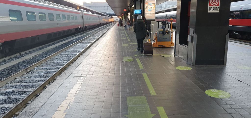 Un binario della stazione di Roma Termini il 31 dicembre