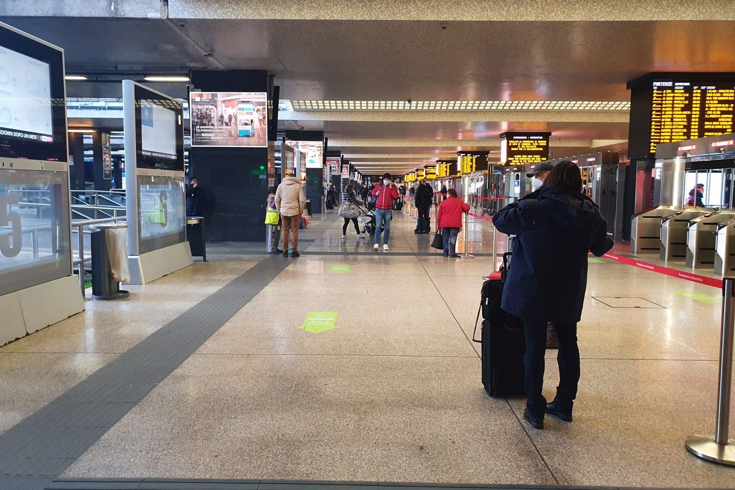 Un binario della stazione di Roma Termini il 31 dicembre