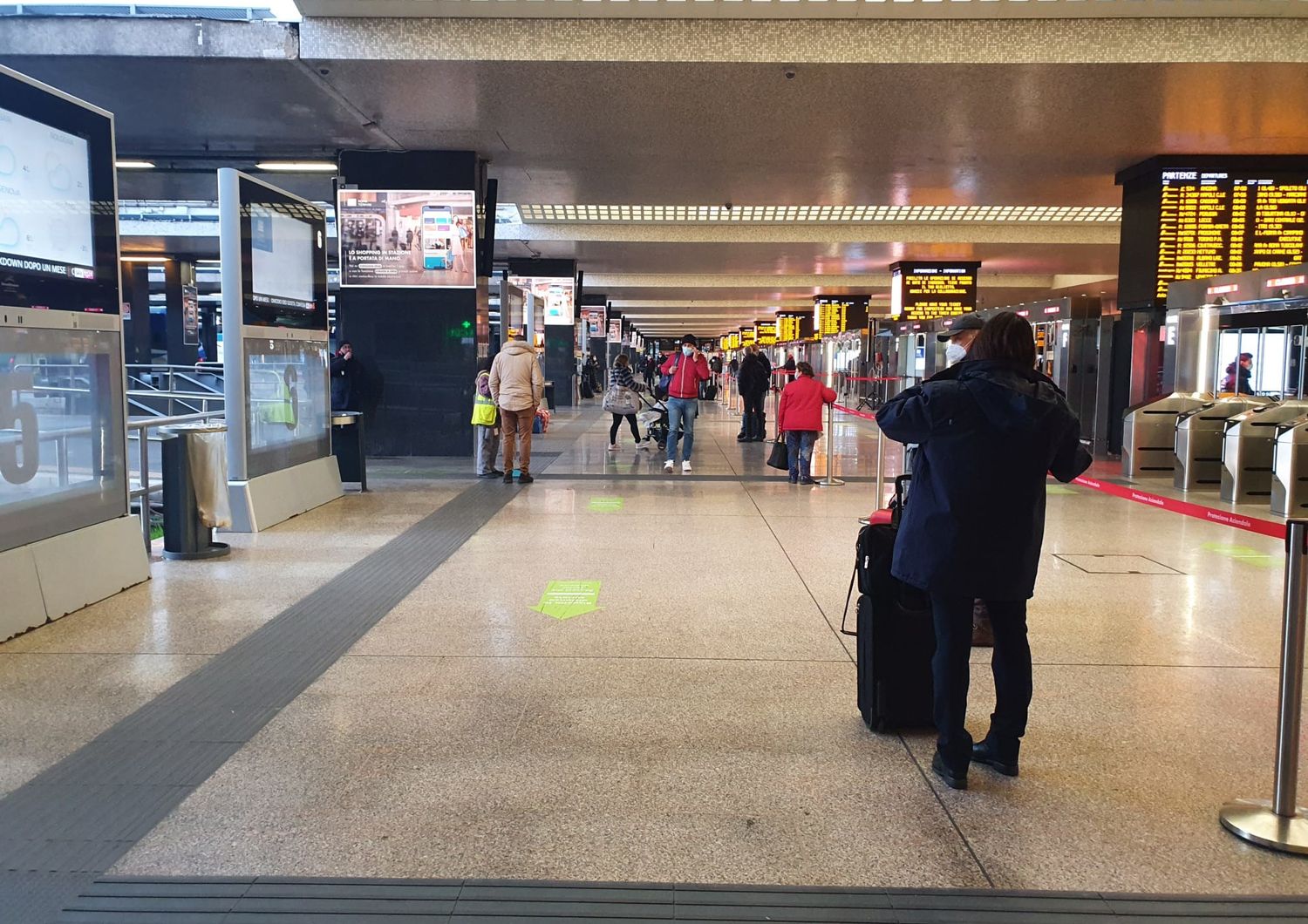 Un binario della stazione di Roma Termini il 31 dicembre