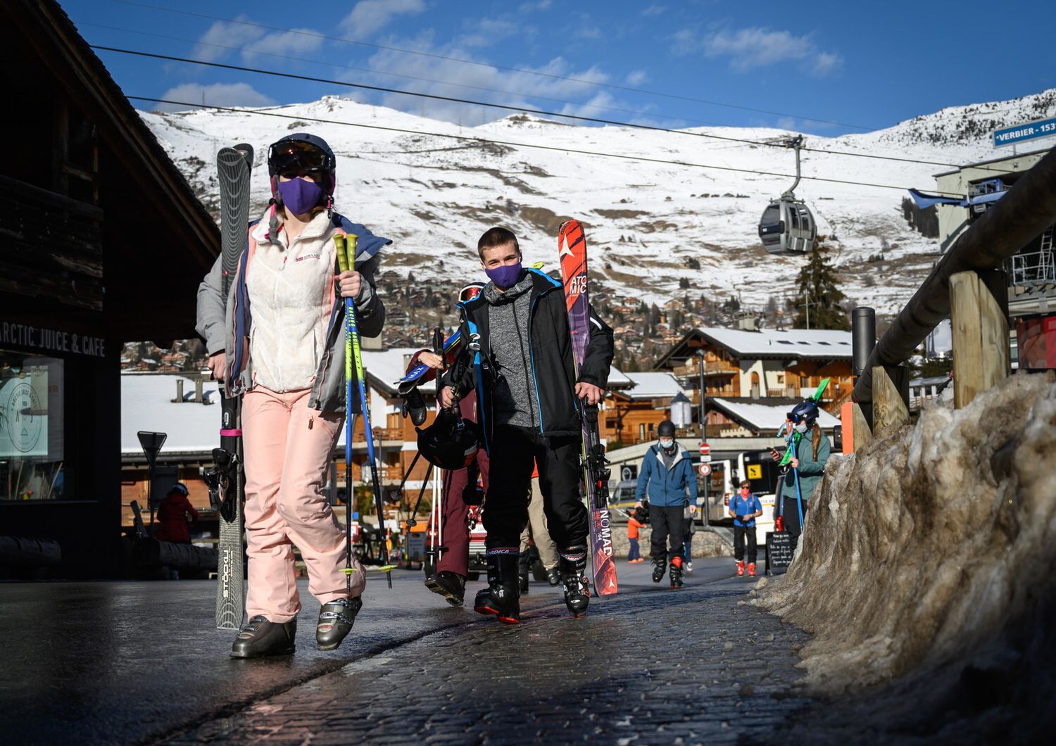 Turisti nella localit&agrave; sciistica svizzera di Verbier