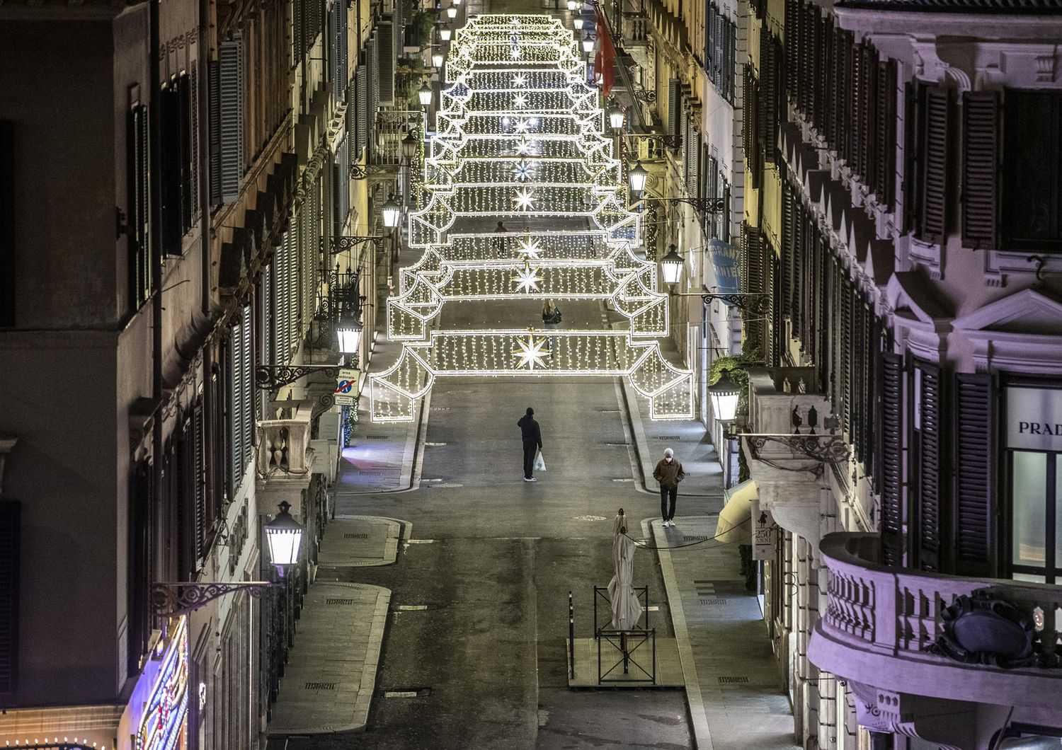 Via Condotti deserta durante le feste natalizie