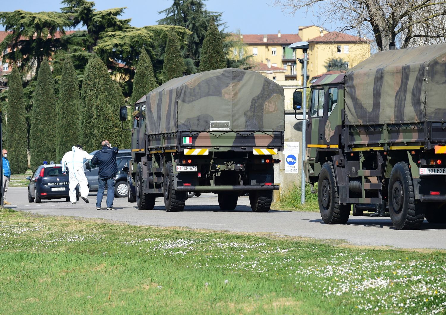 I camion che portavano le bare delle vittime di Covid via da Bergamo