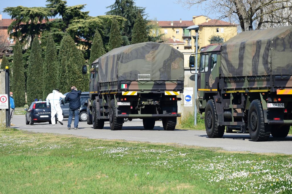 I camion che portavano le bare delle vittime di Covid via da Bergamo