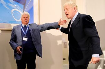 Stanley Johnson fotografato il 12 giugno 2019 con il figlio Boris, che ha appena ottenuto la leadership dei Tory