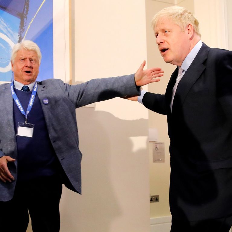 Stanley Johnson fotografato il 12 giugno 2019 con il figlio Boris, che ha appena ottenuto la leadership dei Tory