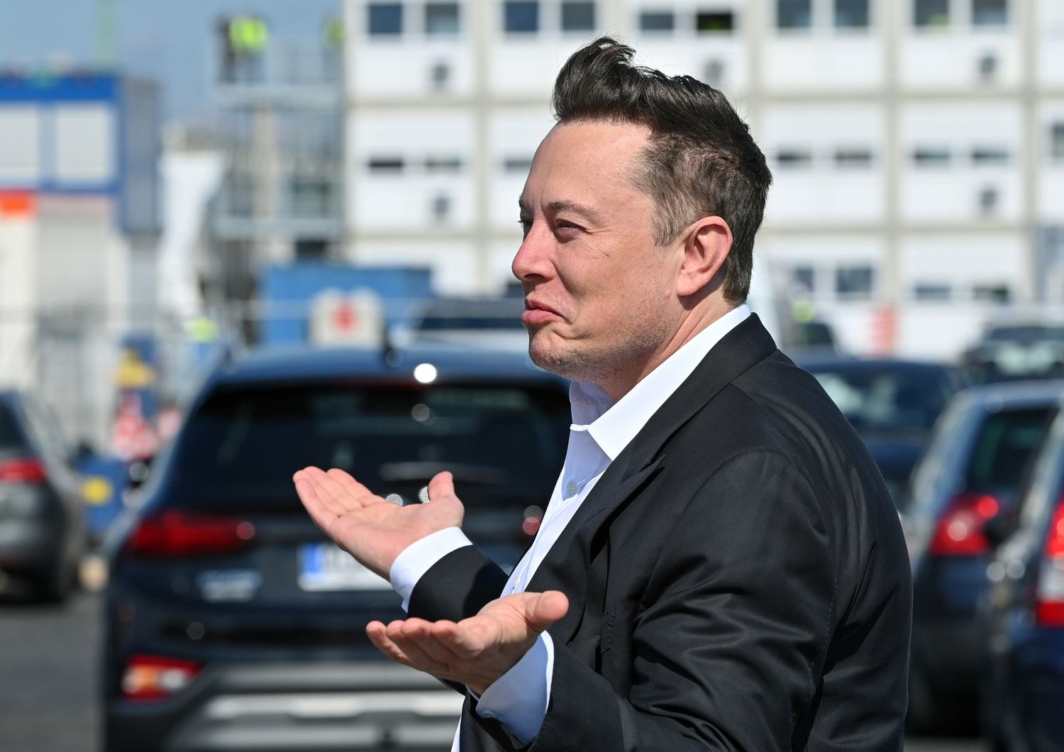 Elon Musk in uno stabilimento della Tesla