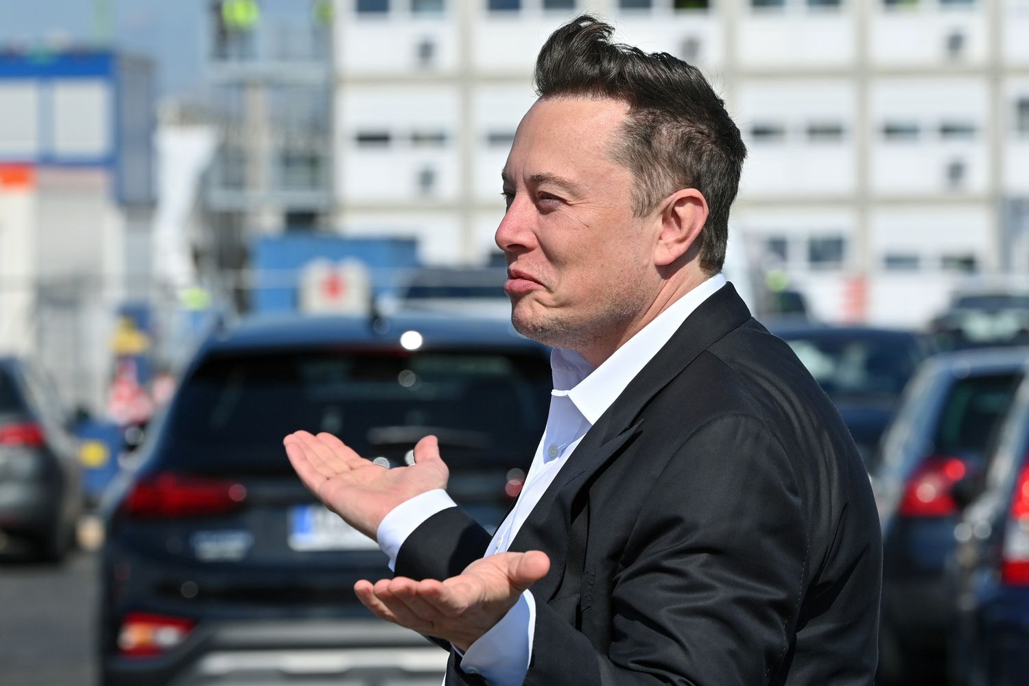 Elon Musk in uno stabilimento della Tesla
