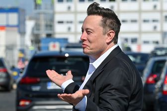 Elon Musk in uno stabilimento della Tesla