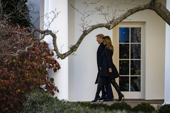 Donald e Melania Trump passeggiano a Mar-a-Lago