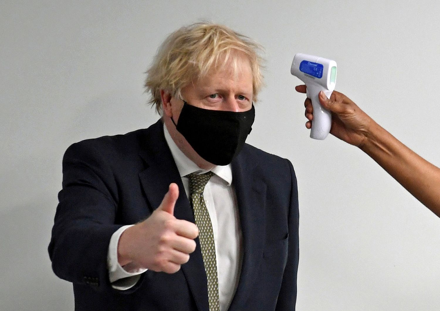 Londra: il premier Boris Johnson si sottopone alla misurazione della temperatura