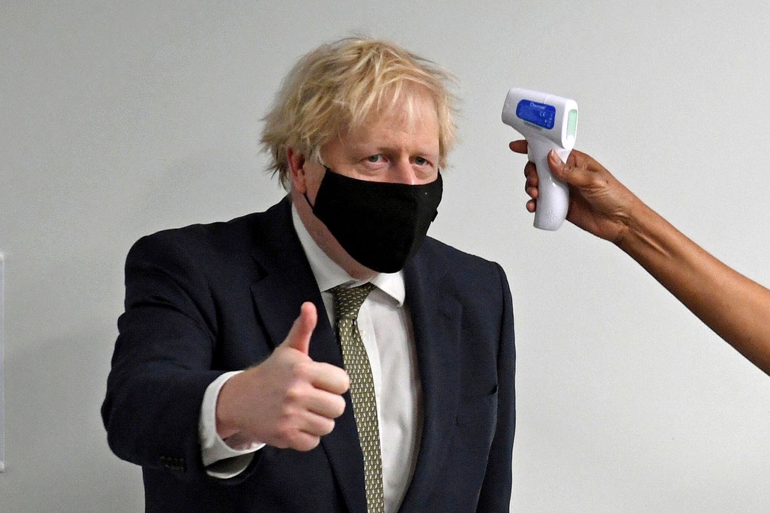 Londra: il premier Boris Johnson si sottopone alla misurazione della temperatura