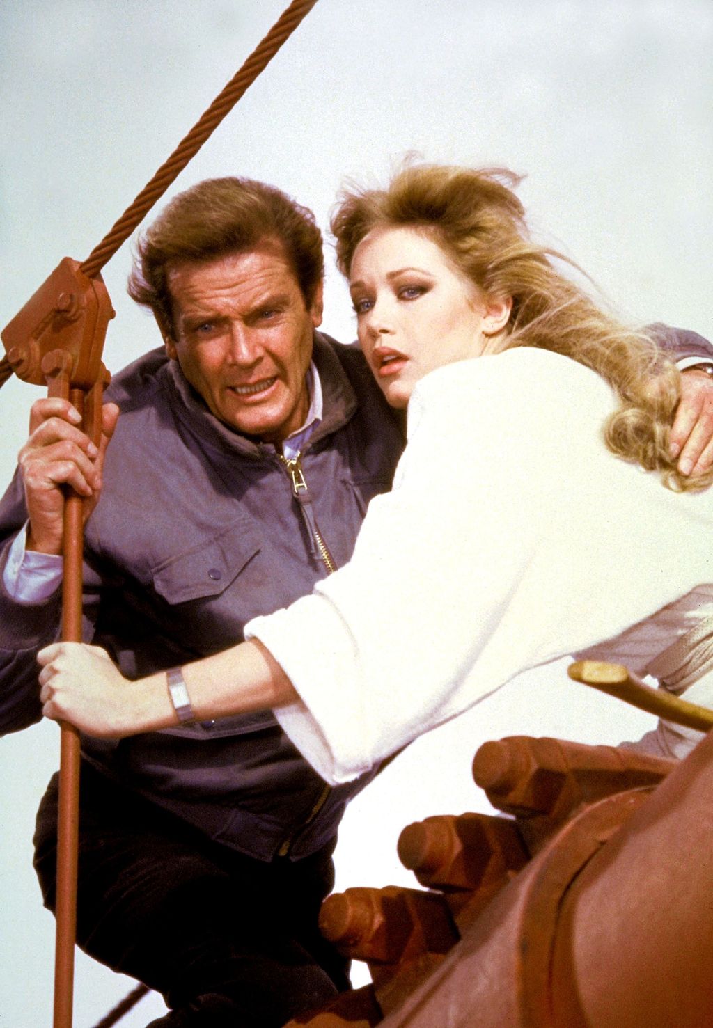 Roger Moore e Tanya Roberts nel film '007 - Bersaglio mobile' (1987)&nbsp;